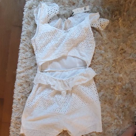 Walter Baker White Eyelet V-Neck Ruffle Open Back Sleeveless Shorts Romper M - Picture 6 of 7